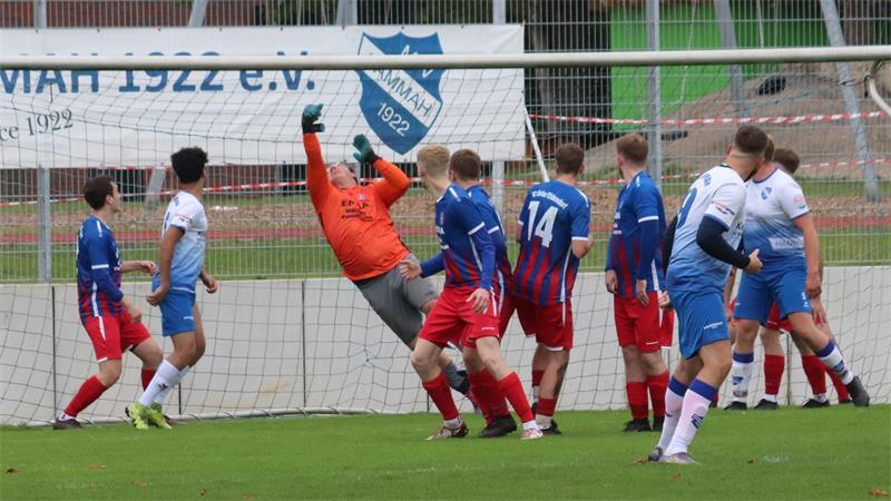 Hendrik Ney (Nr. 19, MTV Hammah II) scheiterte hier mit einem Freistoß am starken Torhüter des FC Oste/Oldendorf II, Jannik Düe.