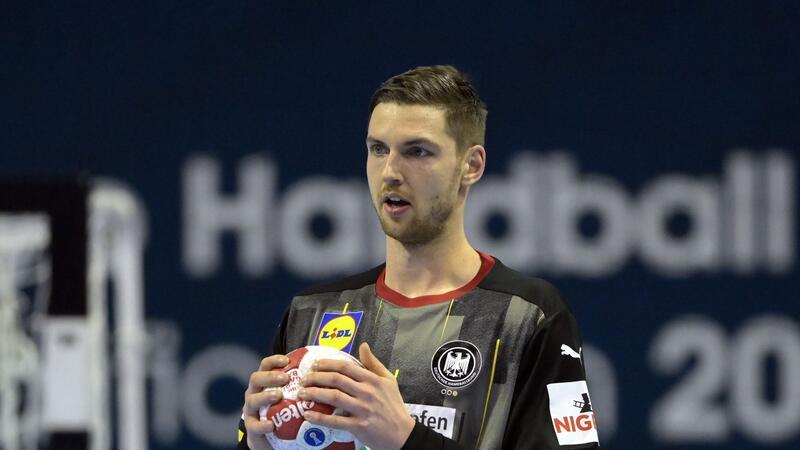 Hendrik Pekeler von Deutschland hält den Ball.