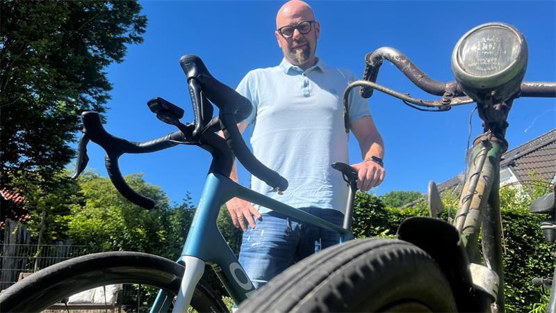 Hendrik Sievers lebt in Himmelpforten. Auf seiner Terrasse steht ein über 100 Jahre altes Fahrrad. Er nimmt zum Trainieren lieber das moderne.