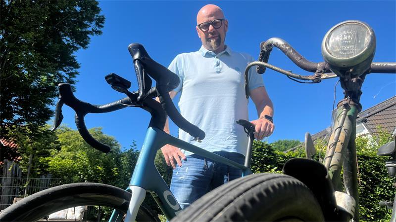 Hendrik Sievers lebt in Himmelpforten. Auf seiner Terrasse steht ein über 100 Jahre altes Fahrrad. Er nimmt zum Trainieren lieber das moderne.