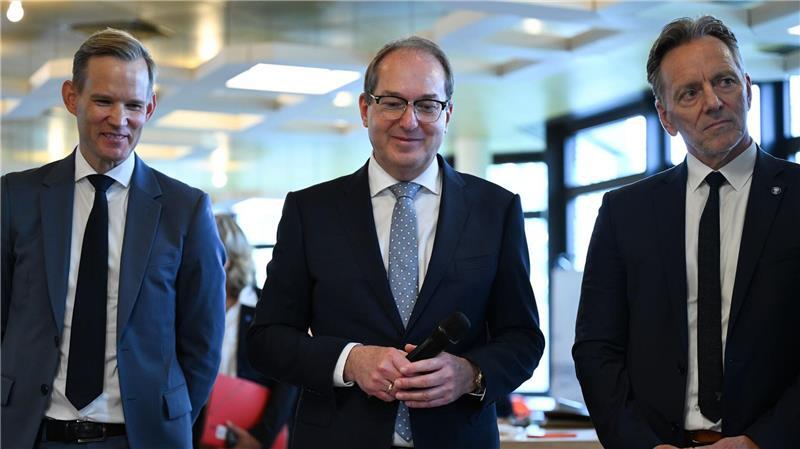 Hendrik Streeck (l-r), Drogenbeauftragter der Bundesregierung, Alexander Dobrindt (CSU), Bundesinnenminister, und Holger Münch, BKA-Präsident.