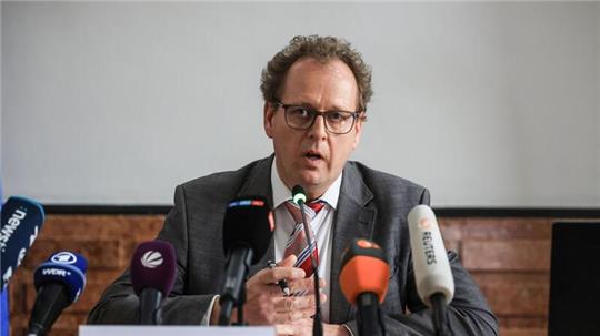 Hendrik Timmer, Staatsanwalt in Düsseldorf, berichtet über die Ergebnisse der Razzia gegen eine Schleuserbande.