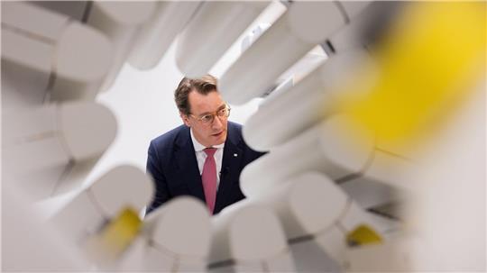 Hendrik Wüst (CDU), Ministerpräsident von Nordrhein-Westfalen, besucht im Stanislaw Sakiel Burn Treatment Center ein Spezial-CT für die Diagnostik von Verbrennungsopfern.