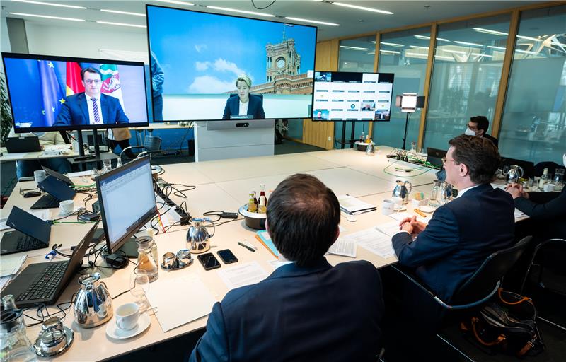 Bund und Länder beschließen 2G plus für Restaurants und kürzere Quarantäne Hendrik Wüst (CDU, r), Ministerpräsident von Nordrhein-Westfalen und Vorsitzender der Ministerpräsidentenkonferenz (MPK), nimmt an der Videokonferenz der Länder teil. Foto: Bernd von Jutrczenka/dpa Pool/dpa