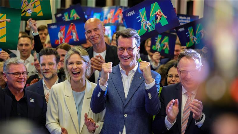 Hendrik Wüst, Ministerpräsident des Landes Nordrhein-Westfalen, jubelt.