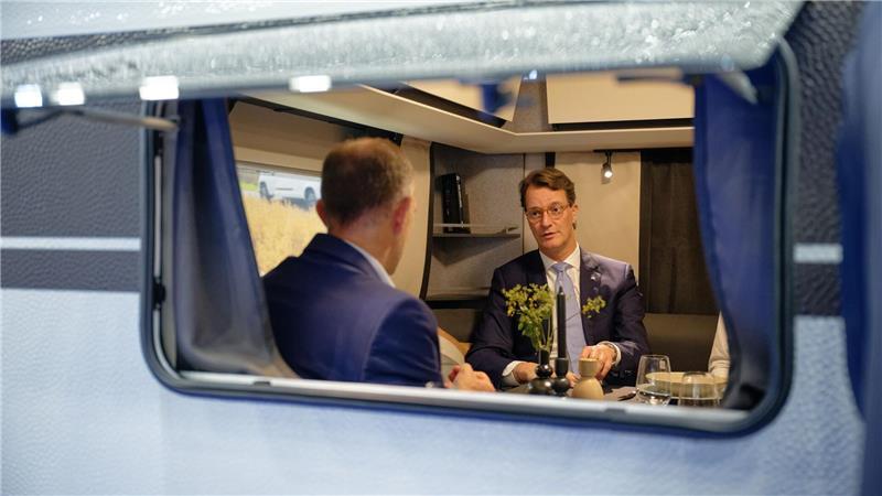 Bilder des Tages Hendrik Wüst, Ministerpräsident von Nordrhein-Westfalen (CDU), besucht die Camping-Messe „Caravan Salon“ in Düsseldorf.