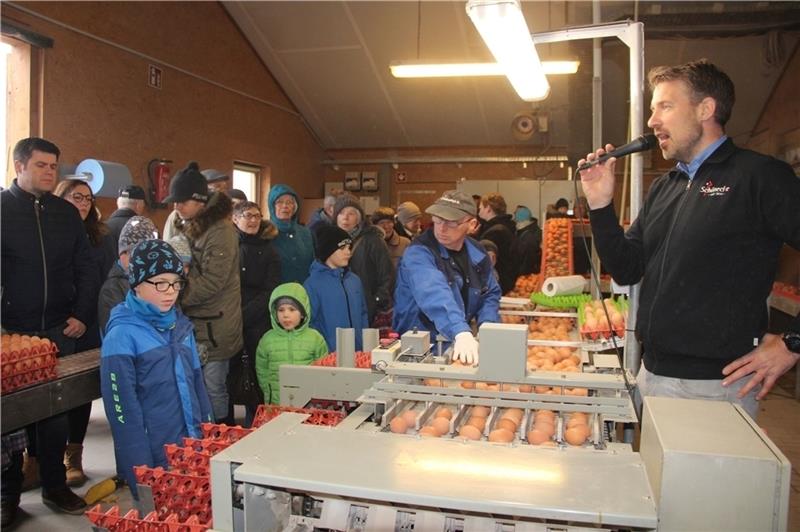 Henner Schönecke zeigt Besuchern seinen Betrieb bei der Eier-Feier. Der Geflügelhof ist kontinuierlich gewachsen und braucht Platz. Foto: Michaelis