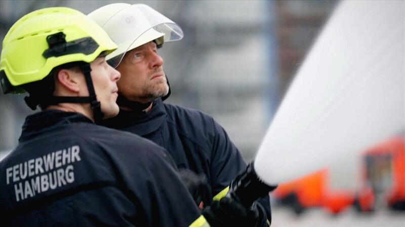 Henning Baum geht für RTL zur Feuerwehr Henning Baum (r) mit der Berufsfeuerwehr Hamburg im Einsatz.