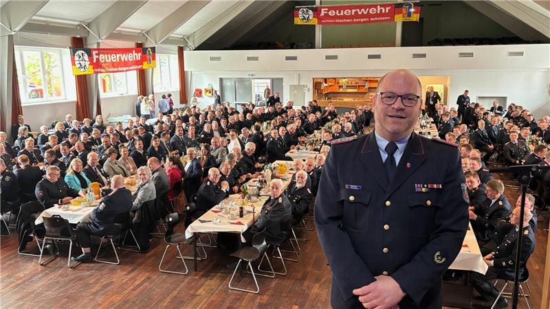 Henning Klensang, Vorsitzender des Kreisfeuerwehrverbandes Stade, steht beim Verbandstag in der Festhalle in Jork vor den rund 300 Delegierten und Besuchern.