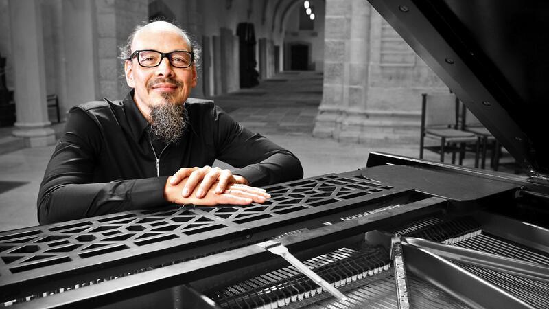 Henning Pertiet gibt ein Konzert im Rathaussaal in Zeven.