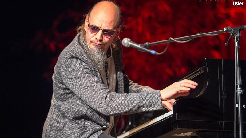 German-Blues-Award-Gewinner Henning Pertiet spielt den Blues im Kulturforum Henning Pertiet spielt den Blues im Kulturforum am Hafen in Buxtehude.