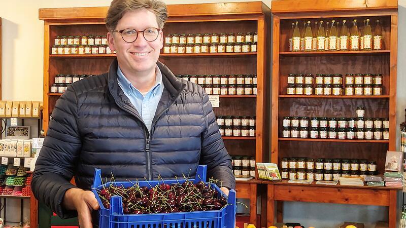 Mehr als nur Äpfel: Das bieten Hofläden im Alten Land Henning Ramdohr vom Obsthof Ramdohr hat frische Kirschen für seine Kunden parat.