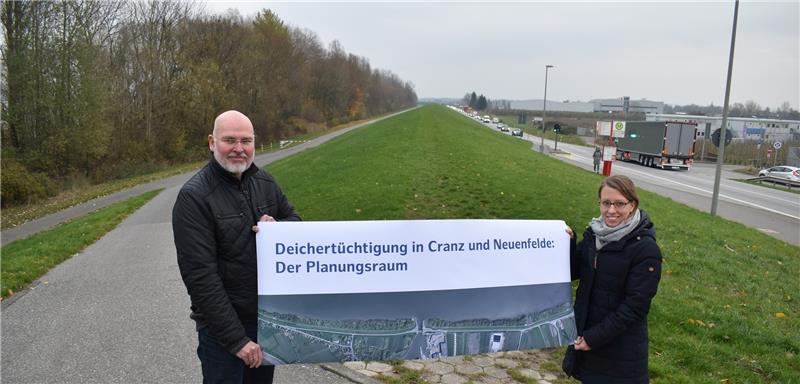 Henning Rathjens (HPA) und Projektleiterin Nina Oncken von der ReGe Hamburg stellen die Pläne zur Erhöhung des Hauptdeichs in Cranz und Neuenfelde auf einer Länge von 3,2 Kilometern vor. Foto: Vasel