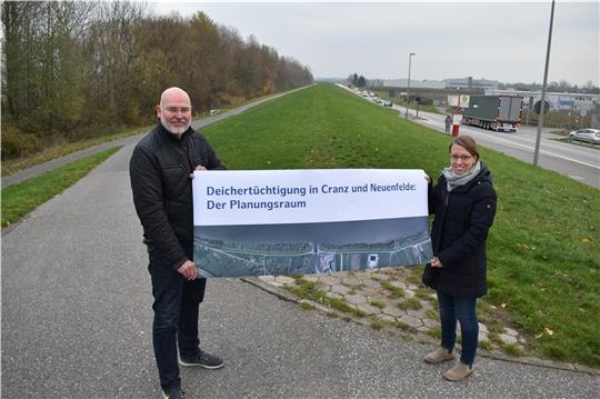 Henning Rathjens (HPA) und ReGe-Projektleiterin Nina Oncken auf dem Hauptdeich : Dieser wird auf einer Länge von 3,2 Kilometern erhöht. Der Auwald ist links zu sehen, rechts die Deichverteidigungsstraße. Foto: Vasel