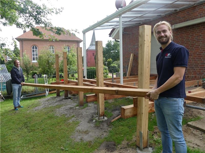 Dorfgemeinschaftshaus Krautsand bekommt neue Terrasse Henning Schröder (links) und Eike Dralle hoffen, dass die Terrasse des Dorfgemeinschaftshauses im Oktober eingeweiht wird. Foto: Knappe