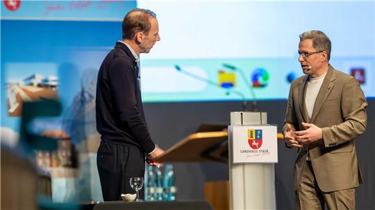 Henning Werner (Ramboll) und Landrat Kai Seefried (CDU, rechts) bei einer internen Diskussion der Ergebnisse.