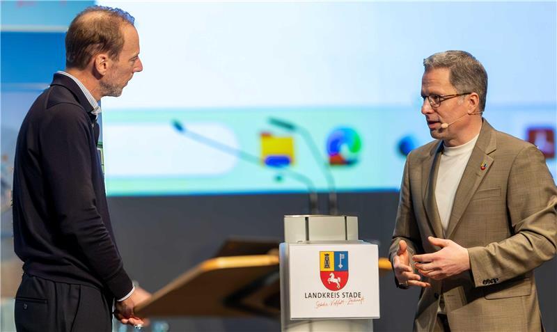 Henning Werner (Ramboll) und Landrat Kai Seefried (CDU, rechts) bei einer Diskussion der Ergebnisse der große Bürgerbefragung.
