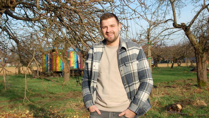 Henri Müller auf der Streuobstwiese in Grundoldendorf.