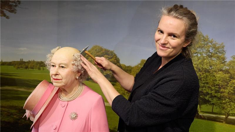 Henriette Masmeier, Maskenbildnerin, montiert mit Hammer und Nagel die Haare der Wachsfigur von Queen Elisabeth II.