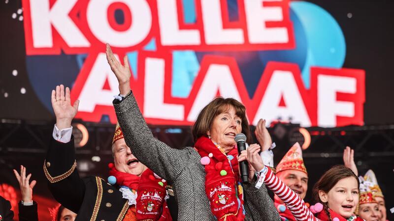 Henriette Renker (M, parteilos), Oberbürgermeisterin von Köln, eröffnet auf dem Kölner Heumarkt die Karnevalssaison.