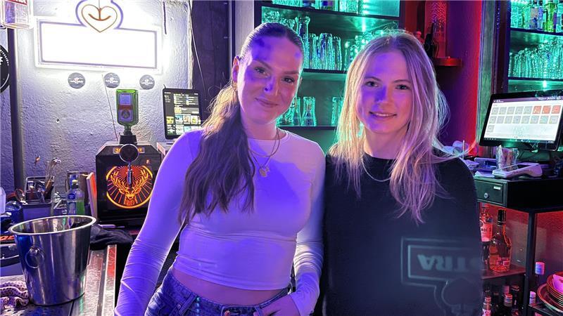Auf Kneipentour: Eine überraschend lange Nacht in Stade Henriette Roth (rechts) und Ana Cerancevic stehen in der Kleinen Freiheit am Tresen.