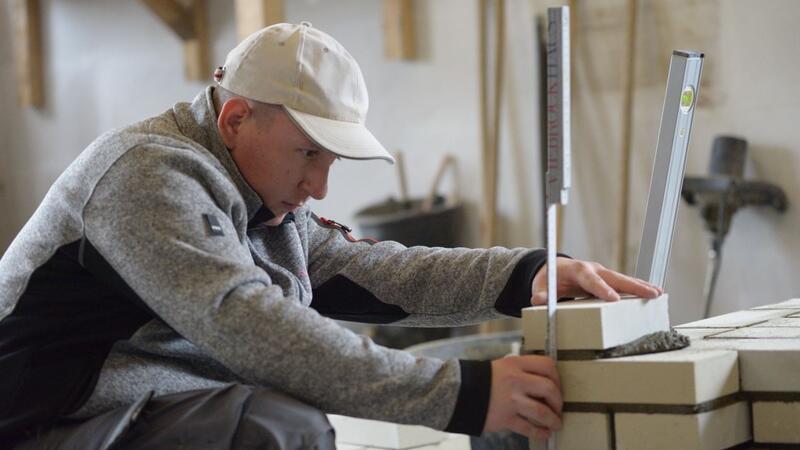 Handwerker fehlen: Viebrockhaus geht neue Wege – „Brauchen euch“ Henrik Brodehl zeigt, wie eine Ecke in der Azubiwerkstatt perfekt gemauert wird.