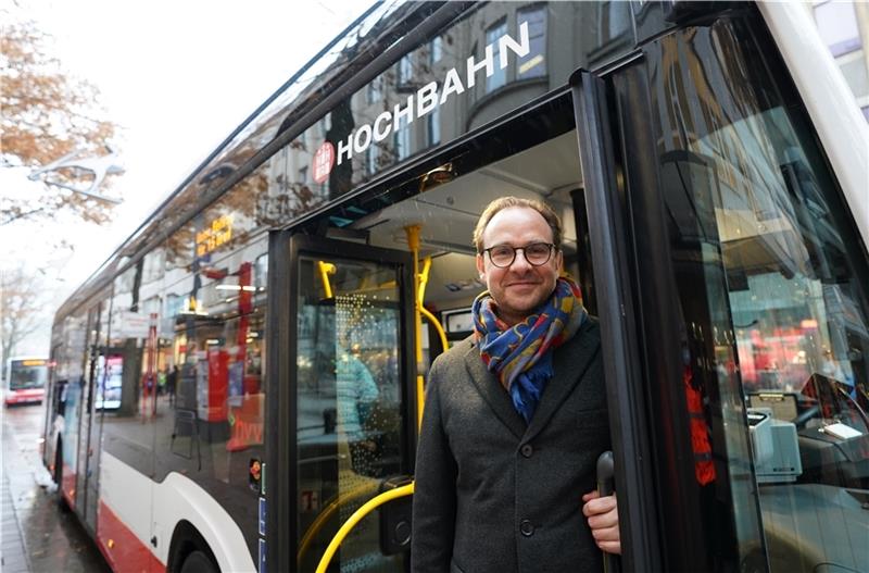 Henrik Falk, Vorstandsvorsitzender der Hamburger Hochbahn AG, steht in der Tür des 100. Elektrobusses, der in Hamburg in Betrieb genommen wird. Foto: Brandt/dpa