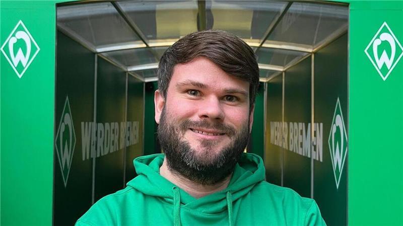 Henrik Gieschen vor dem Eingang in das Innere des Stadions. 