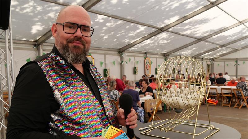 Die kuriosesten Schützenfest-Momente 2026 im Kreis Stade Henrik Moss, alias „Bingo-Henni“, garantierte mit einer professionellen Moderation für eine besondere Stimmung im Schützenzelt von Altkloster.
