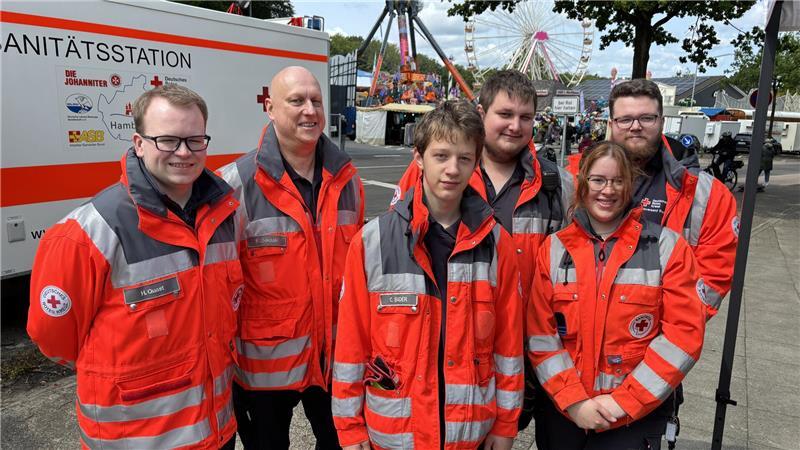 Pfingstmarkt: So trotzten Besucher und Schausteller dem Regen Henrik Quast (links) und seine Kollegen vom DRK-Rettungsdienst hatten am Pfingstwochenende eher wenig zu tun.