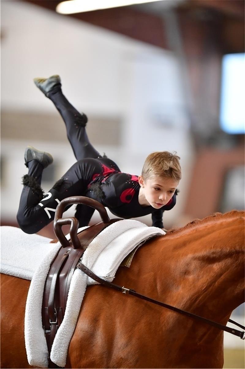 Henry Frischmuth (Voltigieren, RV Fredenbeck) ist mit dem Junior-Team aktueller Deutscher Meister und wurde mit Deutschland Nationenpreissieger in Aachen. Tel.: 01378 - 22 703 417-07