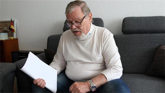 Henry Reuter geht den Schriftverkehr mit dem Sozialamt durch. Der an COPD erkrankte Mann fühlt sich von den Behörden alleingelassen.
