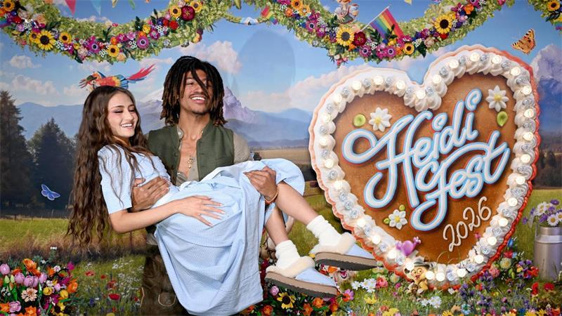 Im „Fiebertraum“ - Klum feiert zweites „HeidiFest“ Henry trägt seine Schwester Leni auf Händen.