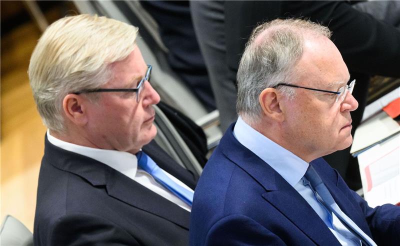 Stephan Weil und Bernd Althusmann liefern sich ein Kopf-an-Kopf-Rennen Herausforderer Bernd Althusmann (links, CDU) und Ministerpräsident Stephan Weil (SPD).