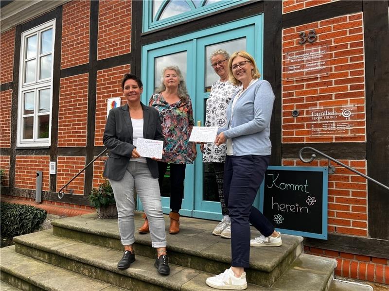 Herausgeberinnen mit der Autorin und der Illustratorin: Daniela Subei, Gudrun Tornow-Keese, Christa Donatius und Andrea Jülisch (von links; nicht im Bild: Buxtehudes Gleichstellungsbeauftragte Gabi Schnackenberg). Foto: Richter