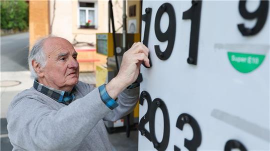 Herbert Brendel passt die Preisanzeige noch händisch an. 