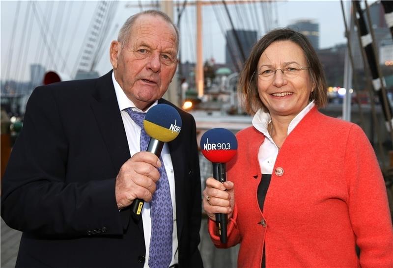Herbert Fricke und Annemarie Stoltenberg, als Moderatoren der NDR-Radiosendung „Gruß an Bord“ im Dezember 2013. Foto: Heimken/dpa