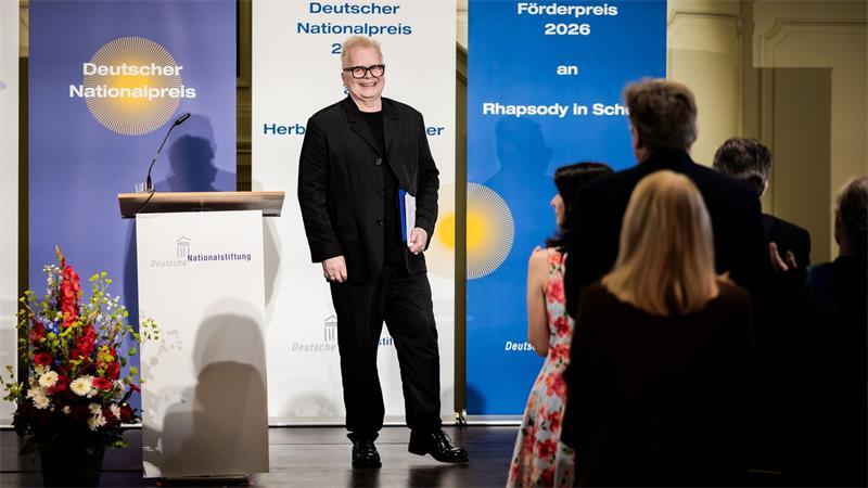 Herbert Grönemeyer kritisiert Politik für Sprachlosigkeit Herbert Grönemeyer bekam Standing Ovations.