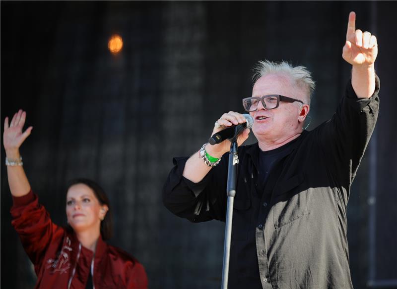 Herbert Grönemeyer (r) und Stefanie Kloß mit ihrer Band Silbermond stehen bei einer Protestaktionen der Klimaschutzbewegung Fridays for Future auf einer Bühne am Jungfernstieg. Foto: Christian Charisius/dpa