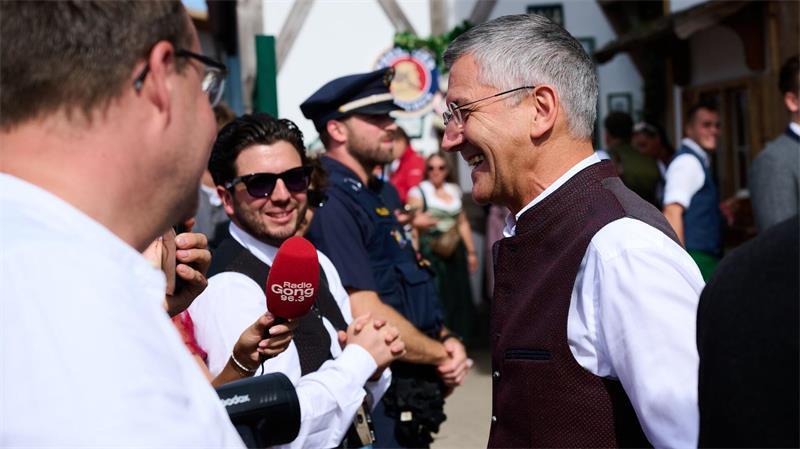 Sport am Wochenende: Bayern feiern in Tracht, Zverev jubelt Herbert Hainer beim Besuch des Oktoberfests.
