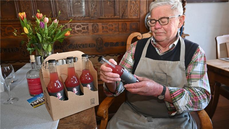 Cranz: Bei Fiete Kramer vom Gasthaus Zur Post kommt Stint in die Dose Herbert Kramer schaut auf die Schorle aus Äpfeln, Birnen und Brombeeren, die seinen Namen trägt: Herbert Schorle.