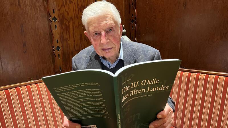 Herbert Quast stellt sein Buch „Die III. Meile des Alten Landes - eine geschichtsträchtige Landschaft“ bei Bundt in Neuenfelde vor.