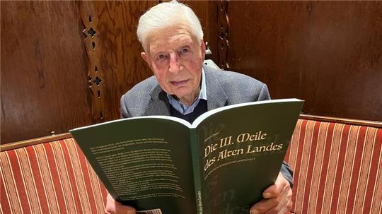 Herbert Quast stellt sein Buch „Die III. Meile des Alten Landes - eine geschichtsträchtige Landschaft“ bei Bundt in Neuenfelde vor.