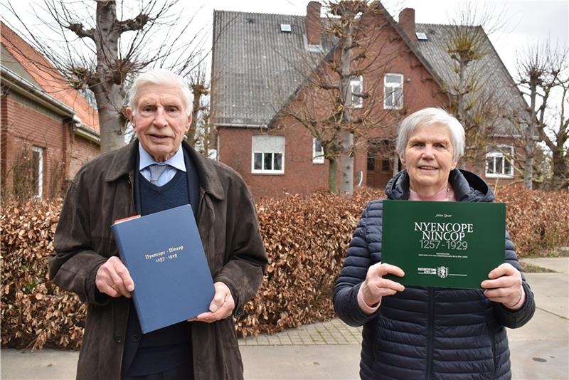 Herbert Quast und Heidi Fick, Neffe und Tochter des bedeutenden Familien- und Heimatforschers Julius Quast, halten das Originalmanuskript (links) und das druckfrische Exemplar der Schrift „Nyencope - Nincop. 1257 - 1929“ in ihren Händen. Fotos: Altländer Archiv / Vasel