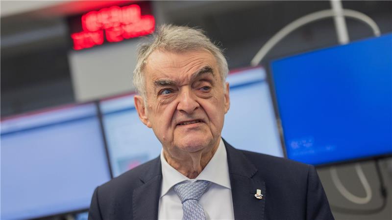 Herbert Reul (CDU) droht den Fußballclubs mit Rechnungen für Polizeikosten (Archivbild).