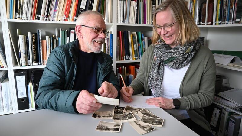 Herbert Scharf und Dr. Kai Janofsky vom Altländer Archiv sichten die Fotos (von links).