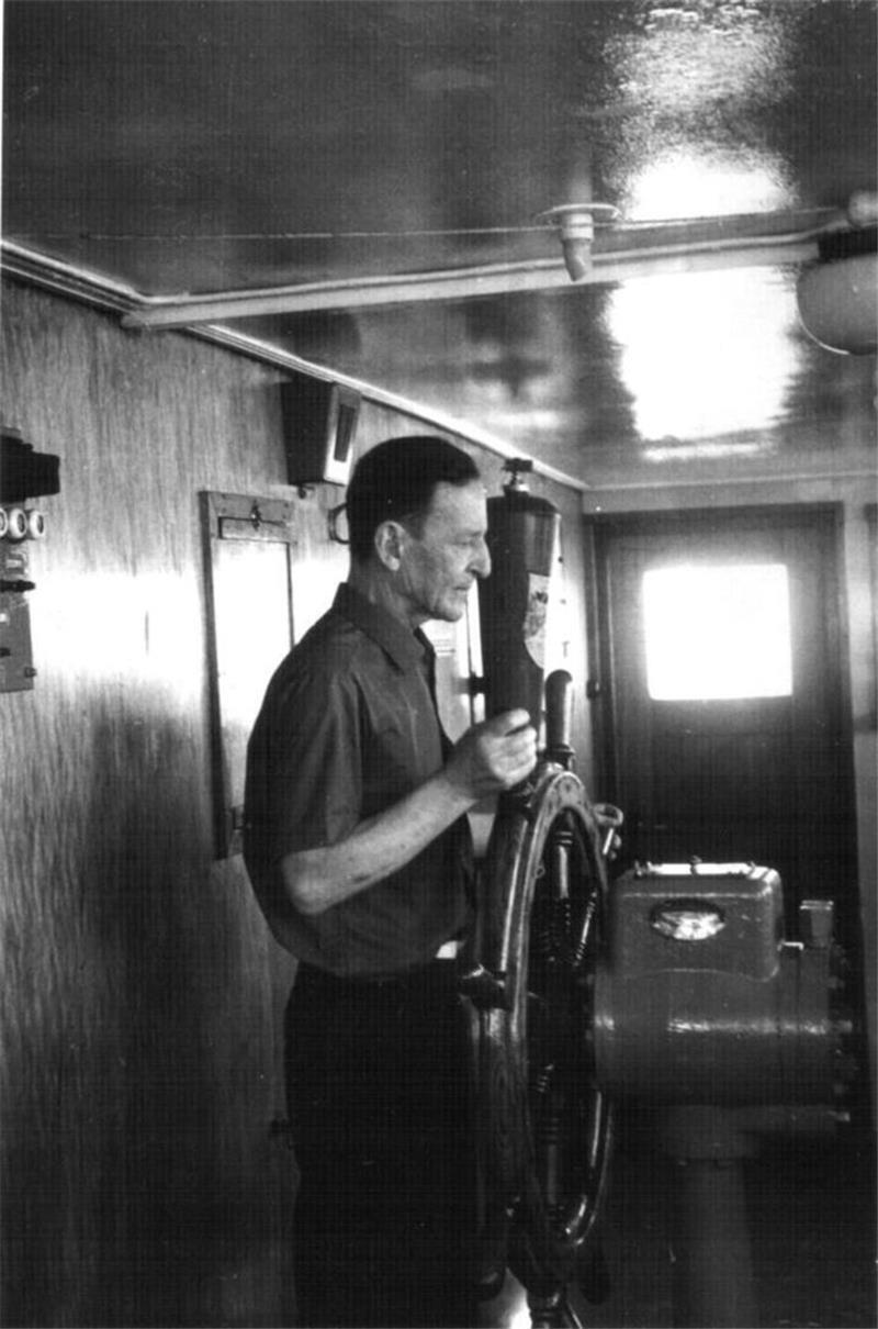 Herbert Sorge Mitte der 60erJahre am Steuer des armseligen Kahns Terra; eine Episode, die wegen des Zustands des Schiffes auch ziemlich schnell beendet war.