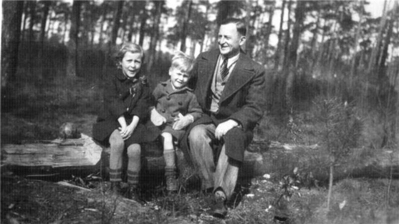 Herbert Sorge beim Sonntagsspaziergang mit den Kindern Wega und Hans-Martin (1942).