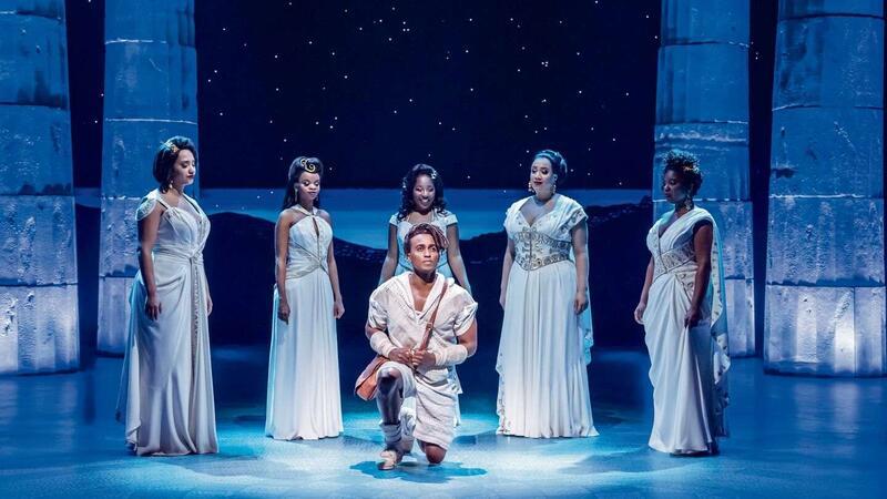 Musical-Premiere in Hamburg: Wenn Hercules zu quietschbunten Muskelspielen am Olymp lädt Hercules und die Musen - mit kraftvollem Gesang, scharfem Witz und erfrischender Ehrlichkeit begleiten die fünf Musen, Hercules (Benét Monteiro) durch die gesamte Geschichte. Sie stehen dem Helden in Ausbildung an entscheidenden Stellen zur Seite und helfen seinem Schicksal hin und wieder auf die Sprünge.