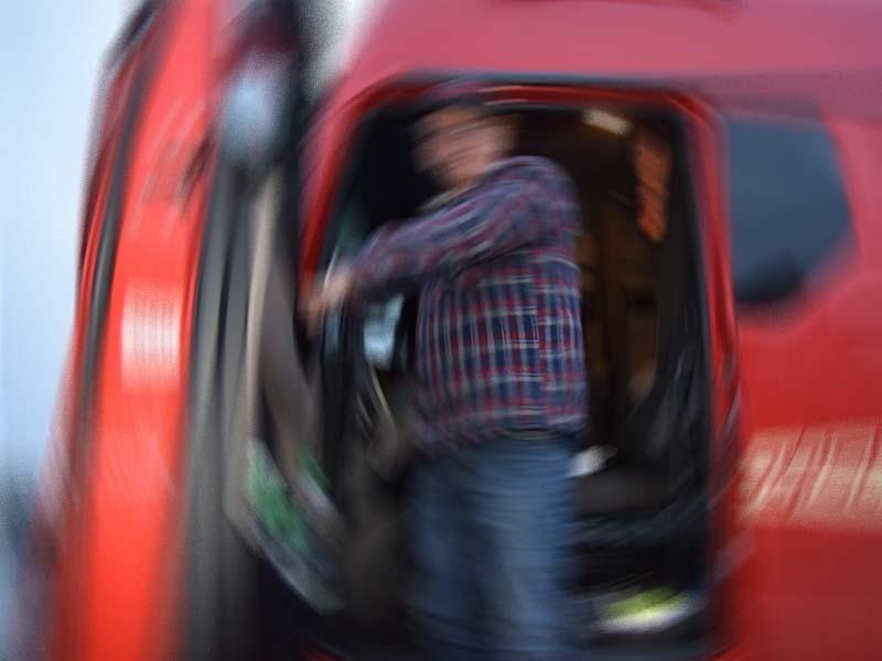 Hereinspaziert: Die Tür zur Wohnstube-Lkw öffnet sich.